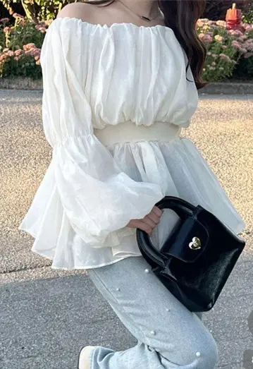 오프숄더 쉬폰풍 블라우스 화이트