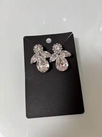 제니퍼 베어 크리스탈 귀걸이