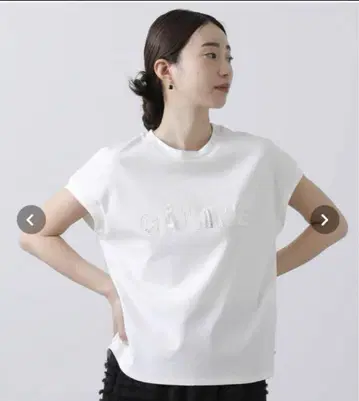 CALINE 자수 로고 티셔츠