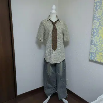체크 무늬 반팔 셔츠와 데님 팬츠 세트