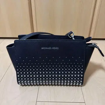 마이클코어스 스터드 숄더백