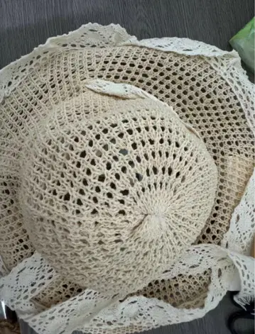 크림색 밀짚모자