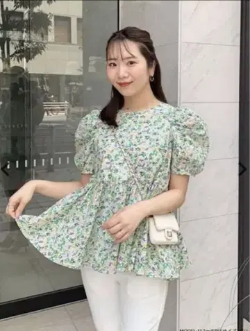 fitmore 핏모어 꽃무늬 페플럼 볼륨 슬리브 상의 그린