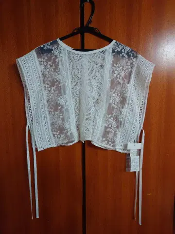 쿨 카레안 화이트 레이스 숏 기장 상의