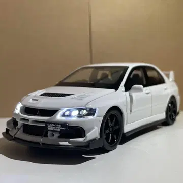 미쓰비시 랜서 에볼루션 XI 1/32 화이트