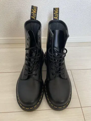 새상품급 Dr. Martens 블랙 8홀 UK 사이즈 4