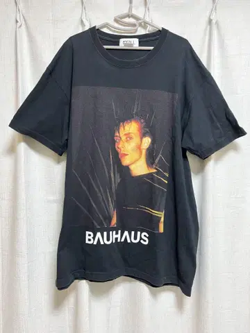 KIDILL Bauhaus 프린트 티셔츠 블랙