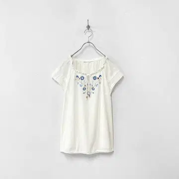 꽃무늬 자수 블라우스 셔츠 반팔 화이트 레이스 프릴 슬릿 넥