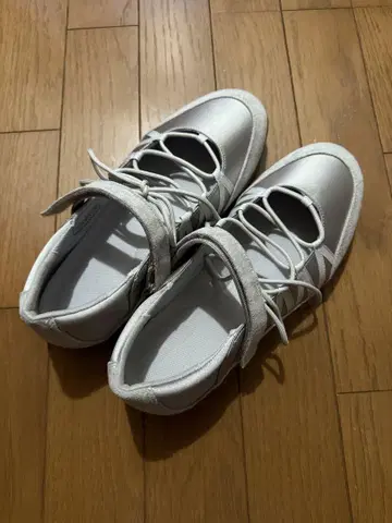 지유 레이스업 발레 스니커즈 L 사이즈