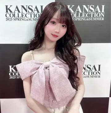 오타니 에미리 착용 트위드 리본 오프숄더 상의