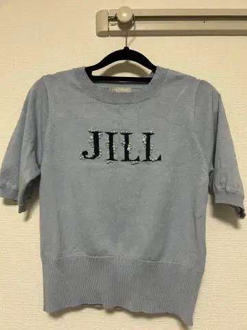 JILL BY JILLSTUART 반팔 로고 자카드 비쥬 니트