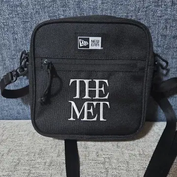 뉴에라 더 메트 숄더백