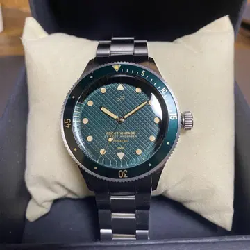 ABOUT VINTAGE 다이버 그린