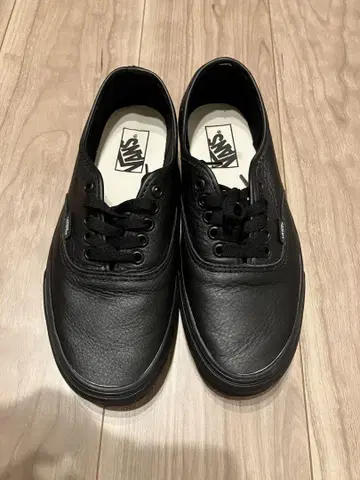 VANS 오센틱 가죽 블랙 스니커즈 26.0cm