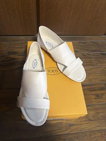 TOD'S 화이트 샌들 38