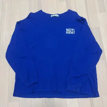 파란색 긴팔 티셔츠 로고