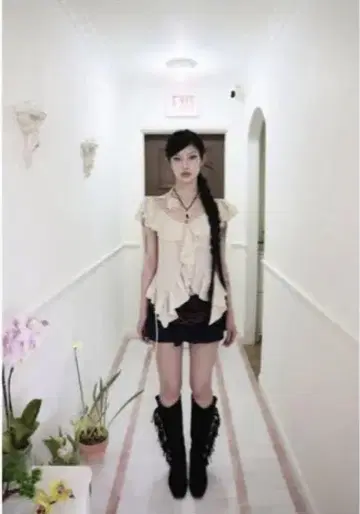 MIAE 로즈 코사지 프릴 탑