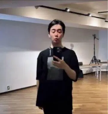 Mrs. GREEN APPLE 오모리 모토타카가 착용한 티셔츠