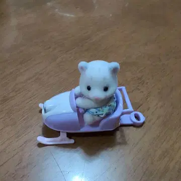 실바니안 패밀리 소매와 스노우모빌
