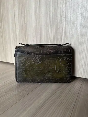 정가 34만 벨루티 이타우바 와이드 그라디언트 백 네로 캐비아