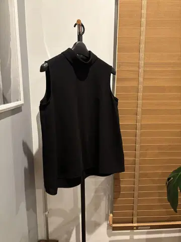 띠어리 슬리브리스 하이넥 탑