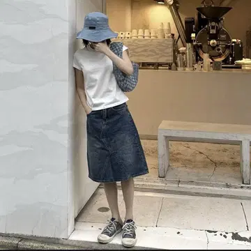 알겠습니다. 곧 파란 데님 스커트입니다.