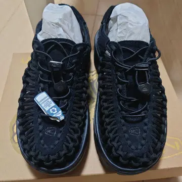 KEEN UNEEK PLT 샌들 BLACK 블랙 23cm
