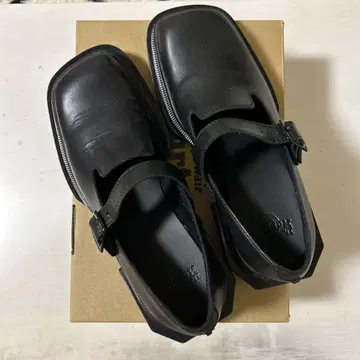 Dr. Martens 블랙 멜리 제인 신발