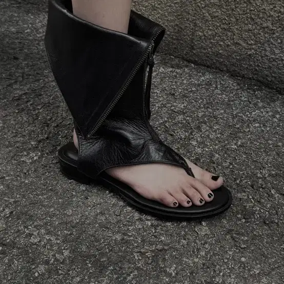 【BOHEMIAN SEOUL】ECLIPSE SLEEK LEATHER FLIP FLOP BOOTS BOHEMIAN SEOUL | 보헤미안서울 Bohemian Seoul LEATHER FLIP