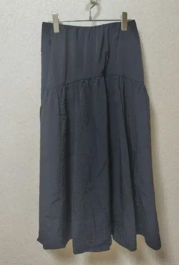 미라 오웬 허리 밴딩 커브 티어드 스커트 블랙