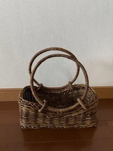 작은 귀여운 핸들이 달린 바스켓백