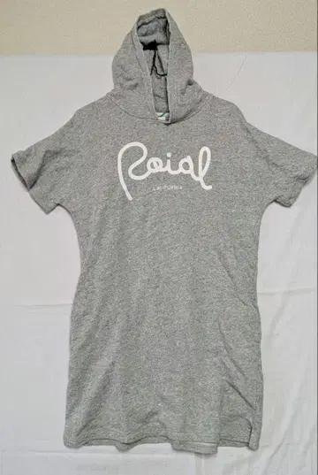 ROIAL 프론트 브랜드 로고 프린트 미들 기장 후드 부착 반팔 원피스