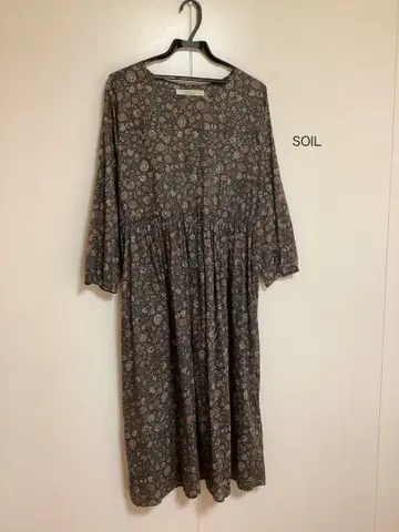 SOIL 꽃무늬 옅은 그레이 계열 원피스