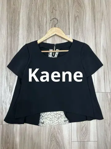 Kaene (카엔) 백 레이스 절개 탑 블랙