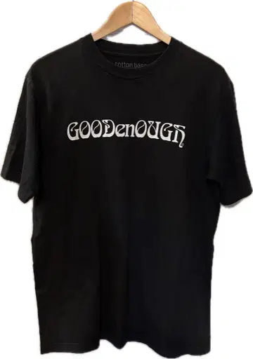 GOODENOUGH 블랙 티셔츠