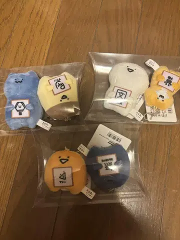 문구와 함께 사인 봉제 인형