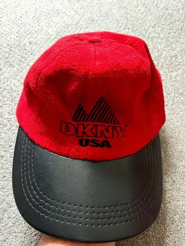DKNY 레드 캡 USA제