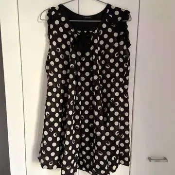 INGEBORG 슬리브리스 블라우스 블랙 물방울 패턴