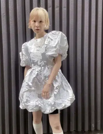 Sister Jane 실버 플라워 무늬 퍼프 슬리브 원피스