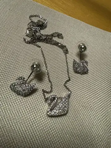 SWAROVSKI 백조 모티브 목걸이와 귀찌 세트