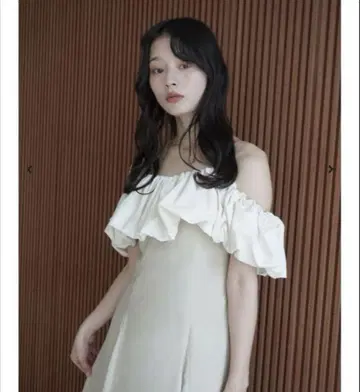 개더 프릴 오프숄더 원피스 eimy istoire