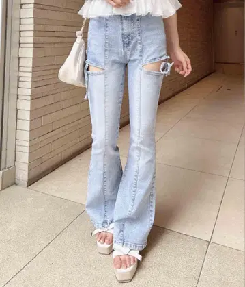 사이드 리본 컷 아웃 플레어 데님 팬츠 라이트 블루 S