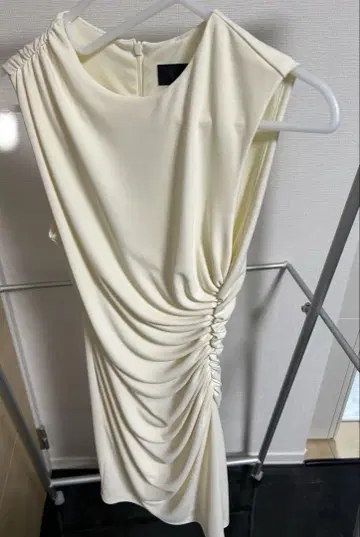 완판템 자라 숏 기장 드레이프 원피스