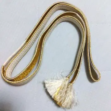 화이트와 금 자수 허리띠