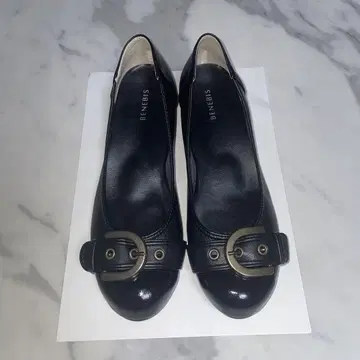 BENEBIS 버클이 달린 펌프스 24cm EEE 와이드 블랙