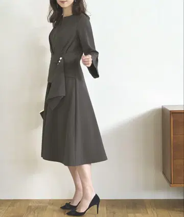 다크 그레이 플레어 슬리브 원피스 수트