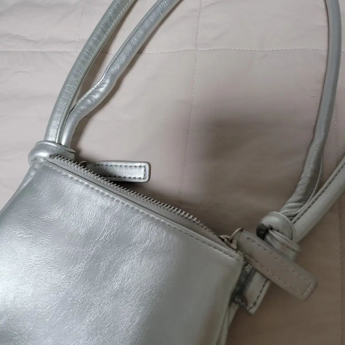 YEOMIM☆TWICEサナ着用mini layered bag (silver) YEO MIM mini layered silver bag (silver) on Bunjang Global Site.