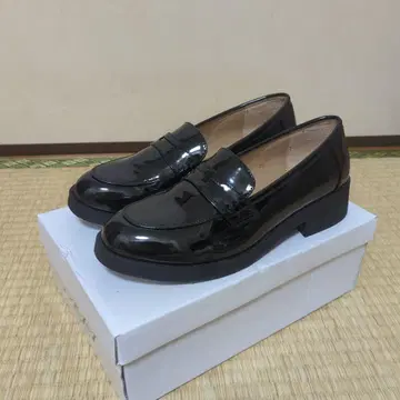 블랙 에나멜 로퍼