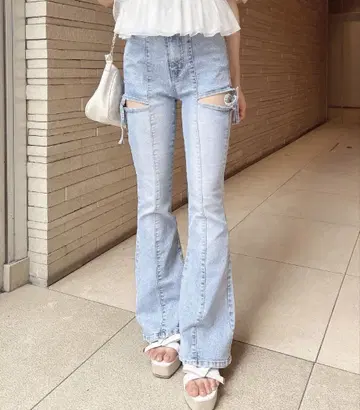 INGNI WEB 한정판 사이드 리본 컷 아웃 플레어 데님 팬츠