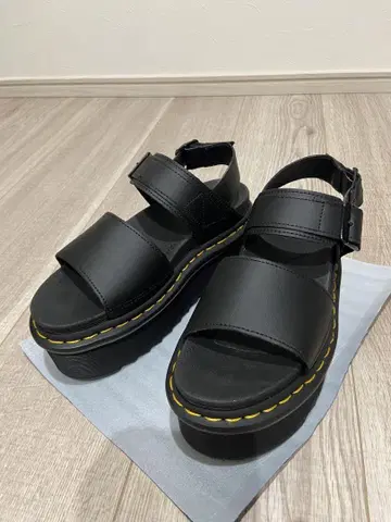 Dr.Martens VOSS QUAD 통굽 샌들 UK3